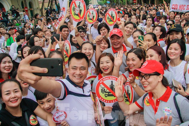 Phó Thủ tướng đi bộ kêu gọi hành động 'Đã uống rượu, bia - Không lái xe' - ảnh 11