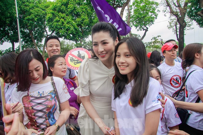Phó Thủ tướng đi bộ kêu gọi hành động 'Đã uống rượu, bia - Không lái xe' - ảnh 12