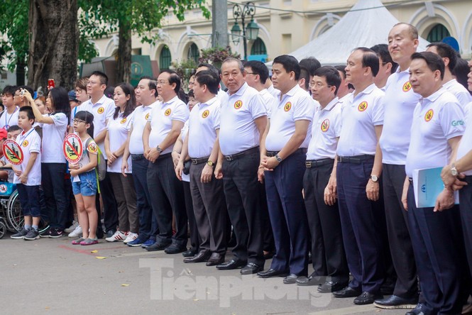 Phó Thủ tướng đi bộ kêu gọi hành động 'Đã uống rượu, bia - Không lái xe' - ảnh 2
