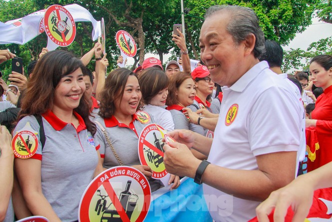 Phó Thủ tướng đi bộ kêu gọi hành động 'Đã uống rượu, bia - Không lái xe' - ảnh 3
