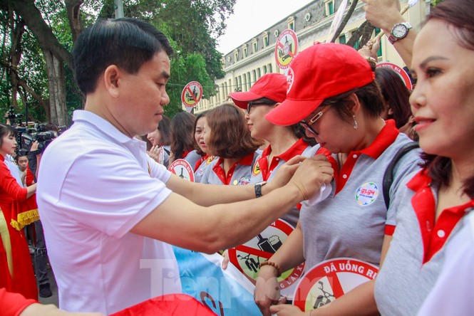 Phó Thủ tướng đi bộ kêu gọi hành động 'Đã uống rượu, bia - Không lái xe' - ảnh 4