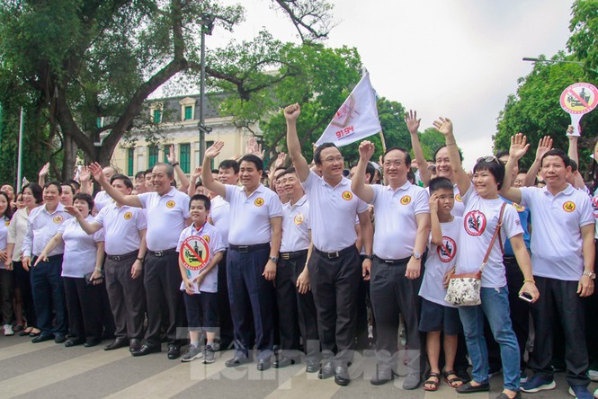 Phó Thủ tướng đi bộ kêu gọi hành động 'Đã uống rượu, bia - Không lái xe' - ảnh 5