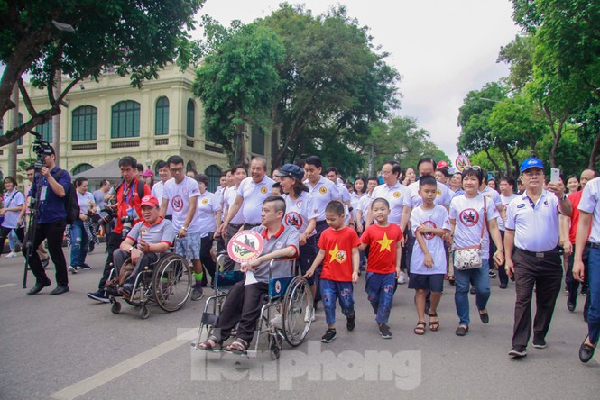 Phó Thủ tướng đi bộ kêu gọi hành động 'Đã uống rượu, bia - Không lái xe' - ảnh 6