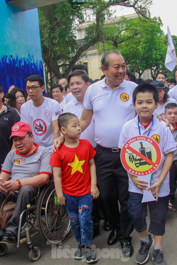 Phó Thủ tướng đi bộ kêu gọi hành động 'Đã uống rượu, bia - Không lái xe' - ảnh 8