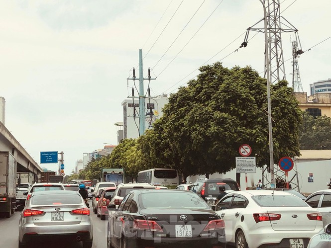 Hà Nội: Tắc đường trên cao, các phương tiện xếp hàng dài - ảnh 1