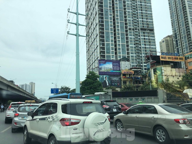 Hà Nội: Tắc đường trên cao, các phương tiện xếp hàng dài - ảnh 3