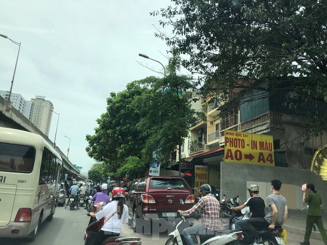 Hà Nội: Tắc đường trên cao, các phương tiện xếp hàng dài - ảnh 4