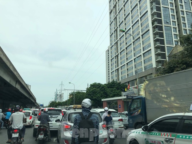 Hà Nội: Tắc đường trên cao, các phương tiện xếp hàng dài - ảnh 5