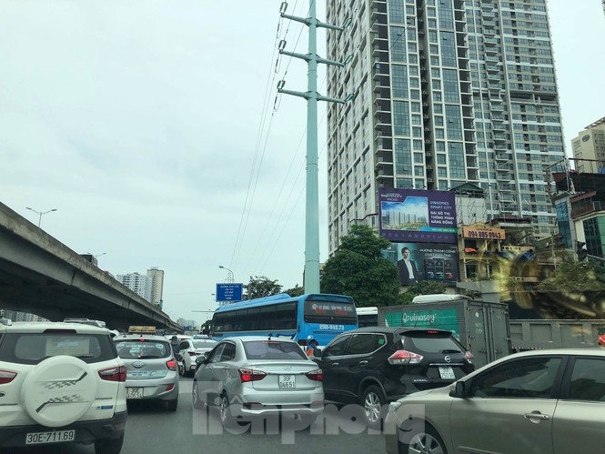 Hà Nội: Tắc đường trên cao, các phương tiện xếp hàng dài - ảnh 6