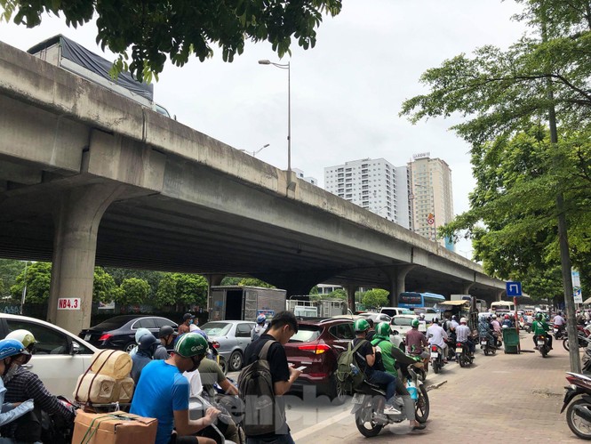 Hà Nội: Tắc đường trên cao, các phương tiện xếp hàng dài - ảnh 7