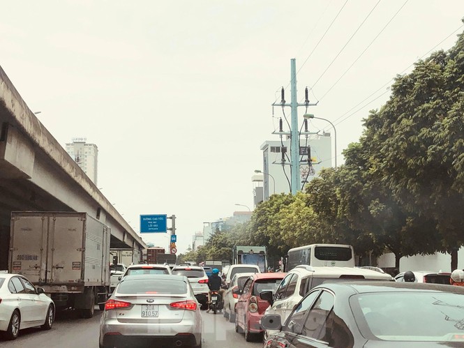 Hà Nội: Tắc đường trên cao, các phương tiện xếp hàng dài - ảnh 2