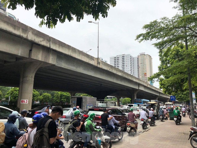 Hà Nội: Tắc đường trên cao, các phương tiện xếp hàng dài - ảnh 8