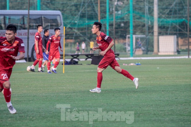 Thầy Park 'tập tễnh' trên sân tập chỉ đạo các học trò - ảnh 10