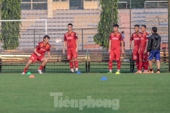 Thầy Park 'tập tễnh' trên sân tập chỉ đạo các học trò - ảnh 5