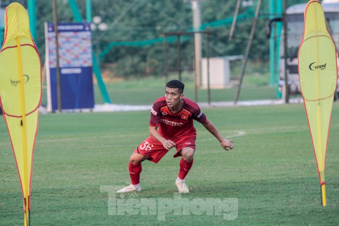 Thầy Park 'tập tễnh' trên sân tập chỉ đạo các học trò - ảnh 7