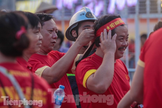 Pháo sáng xuất hiện ở sân Mỹ Đình trước trận Việt Nam vs Malaysia - ảnh 13