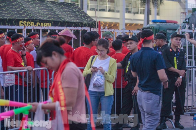 Pháo sáng xuất hiện ở sân Mỹ Đình trước trận Việt Nam vs Malaysia - ảnh 14