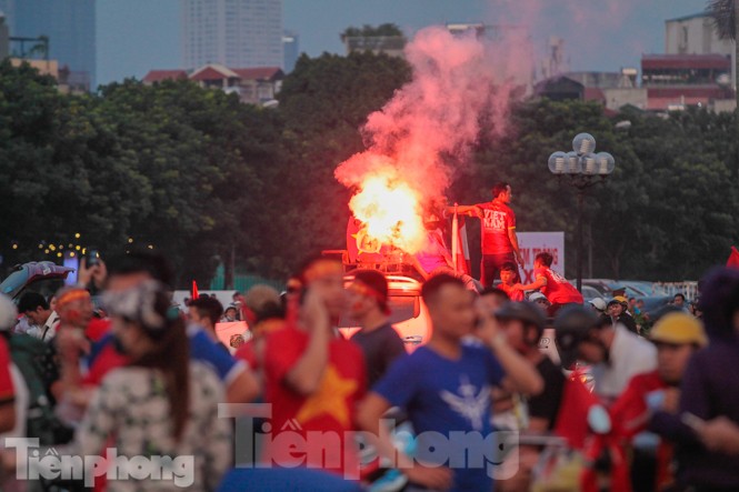 Pháo sáng xuất hiện ở sân Mỹ Đình trước trận Việt Nam vs Malaysia - ảnh 1
