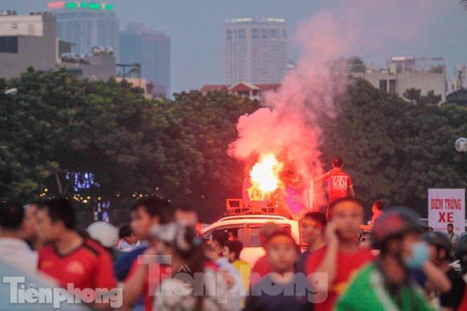Pháo sáng xuất hiện ở sân Mỹ Đình trước trận Việt Nam vs Malaysia - ảnh 2