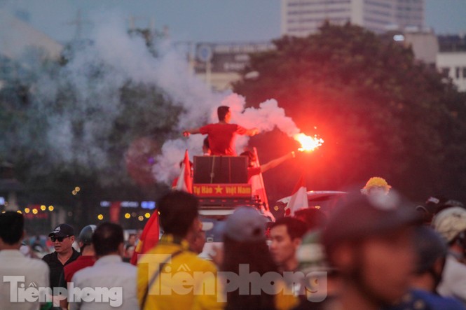 Pháo sáng xuất hiện ở sân Mỹ Đình trước trận Việt Nam vs Malaysia - ảnh 3