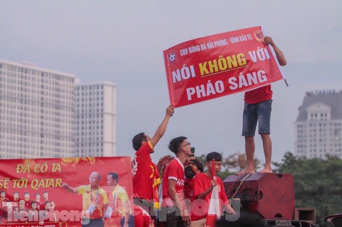 Pháo sáng xuất hiện ở sân Mỹ Đình trước trận Việt Nam vs Malaysia - ảnh 4