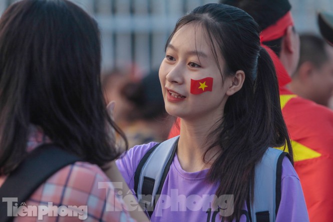 Pháo sáng xuất hiện ở sân Mỹ Đình trước trận Việt Nam vs Malaysia - ảnh 6