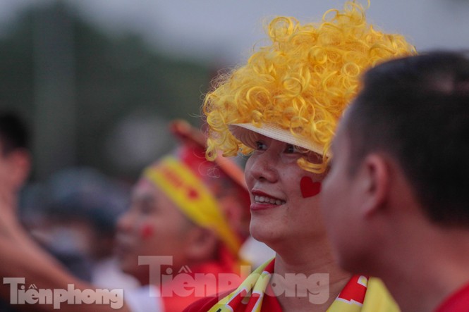Pháo sáng xuất hiện ở sân Mỹ Đình trước trận Việt Nam vs Malaysia - ảnh 9