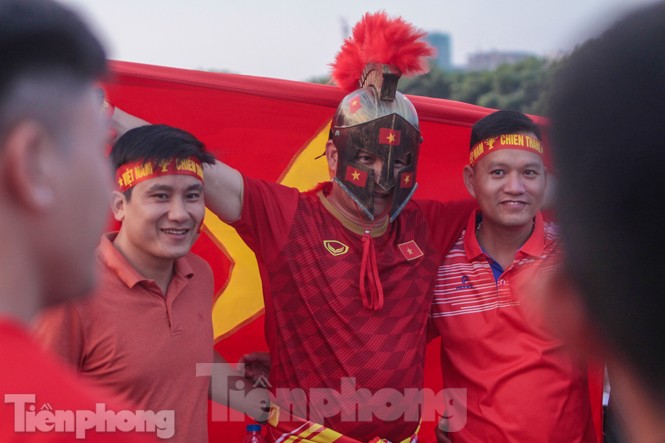 Pháo sáng xuất hiện ở sân Mỹ Đình trước trận Việt Nam vs Malaysia - ảnh 10