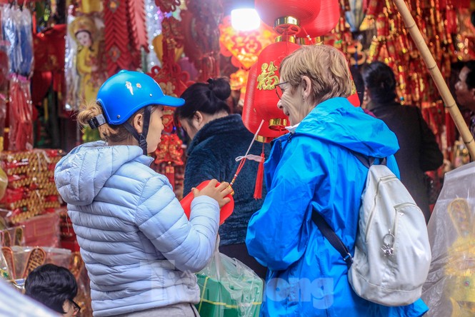 Không khí Tết ngập tràn phố phường Thủ đô - ảnh 2