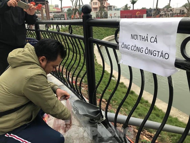Dân chung cư Hà Nội cho cá chép 'đi cầu trượt' tiễn ông Táo - ảnh 2