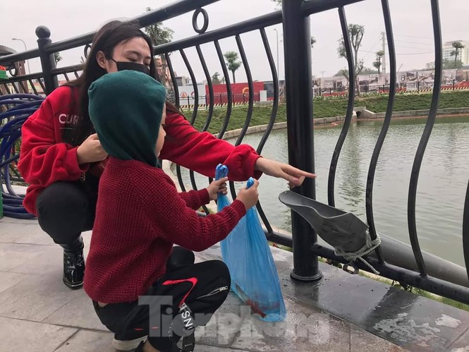 Dân chung cư Hà Nội cho cá chép 'đi cầu trượt' tiễn ông Táo - ảnh 7