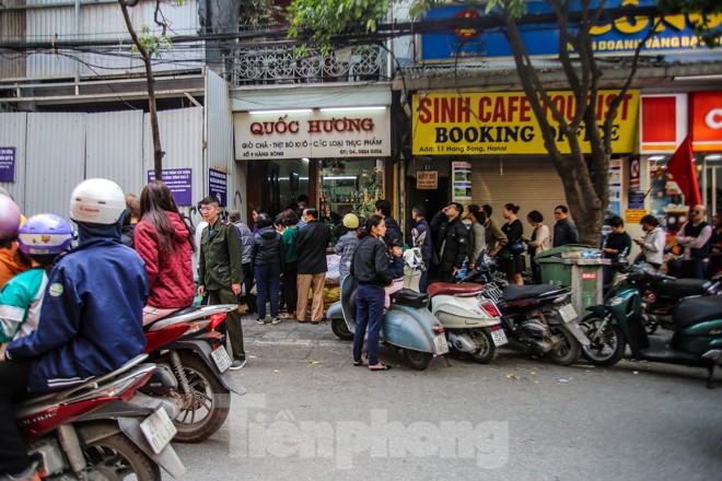 'Rồng rắn' xếp hàng mua giò, chả trên phố cổ - ảnh 1