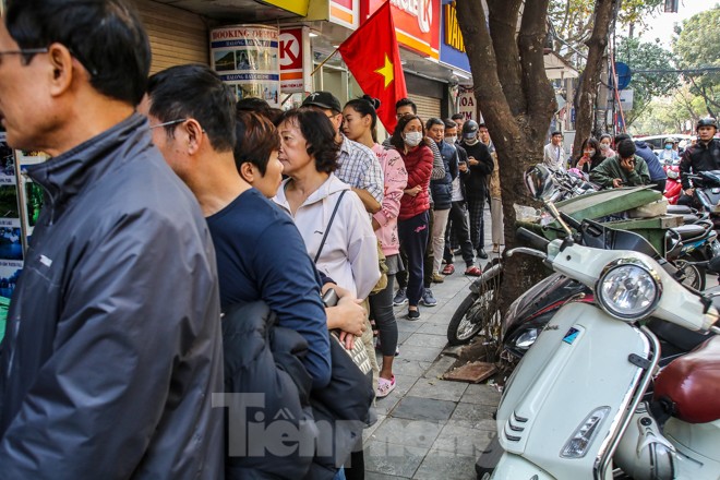 'Rồng rắn' xếp hàng mua giò, chả trên phố cổ - ảnh 2