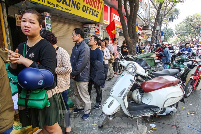 'Rồng rắn' xếp hàng mua giò, chả trên phố cổ - ảnh 3