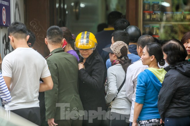 'Rồng rắn' xếp hàng mua giò, chả trên phố cổ - ảnh 6