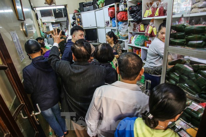 'Rồng rắn' xếp hàng mua giò, chả trên phố cổ - ảnh 7