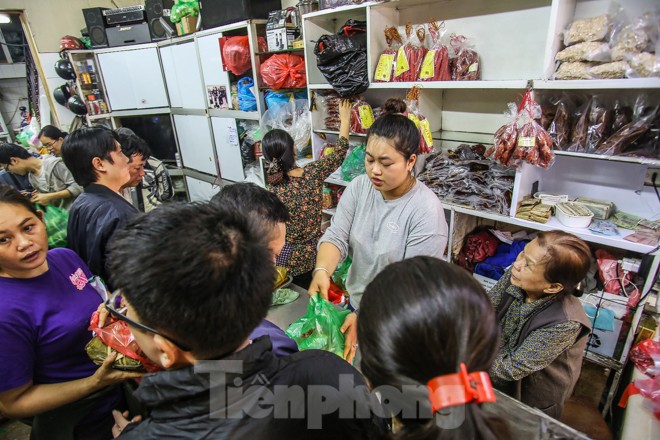 'Rồng rắn' xếp hàng mua giò, chả trên phố cổ - ảnh 8