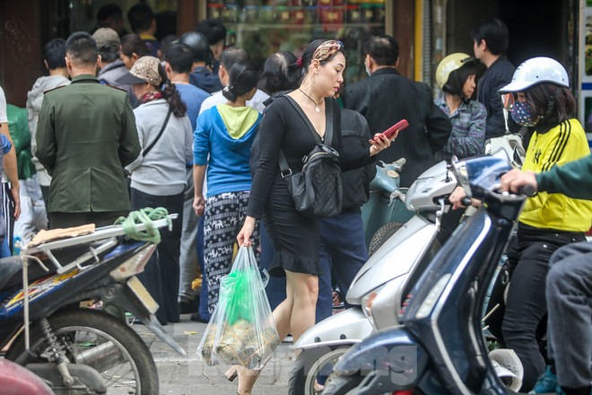 'Rồng rắn' xếp hàng mua giò, chả trên phố cổ - ảnh 9