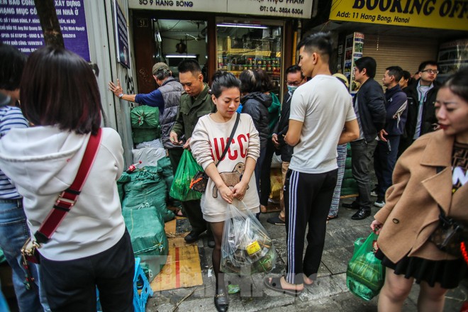 'Rồng rắn' xếp hàng mua giò, chả trên phố cổ - ảnh 11