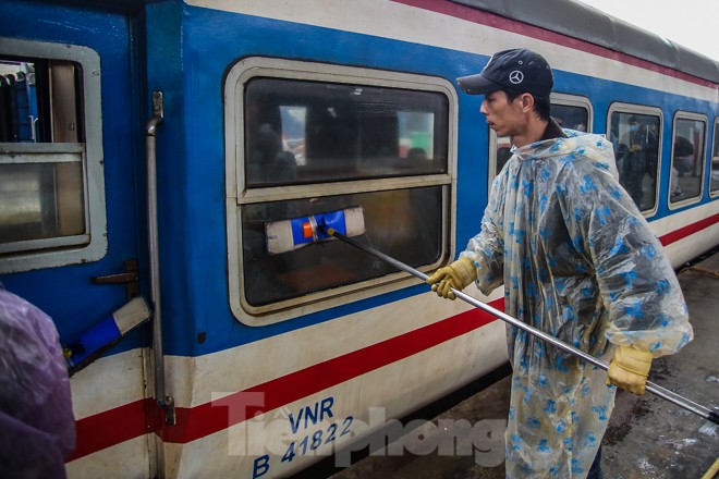 Phòng virus corona, đường sắt Hà Nội khử trùng toàn bộ toa tàu - ảnh 10