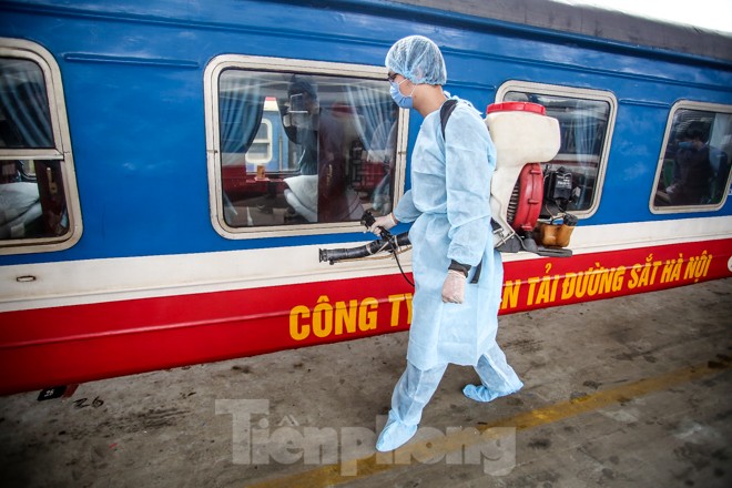 Phòng virus corona, đường sắt Hà Nội khử trùng toàn bộ toa tàu - ảnh 2