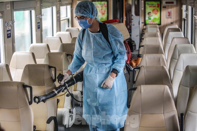 Phòng virus corona, đường sắt Hà Nội khử trùng toàn bộ toa tàu - ảnh 4