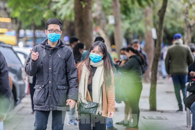 Phố đi bộ tạm dừng do virus corona, Hồ Gươm vẫn đông đúc du khách - ảnh 12
