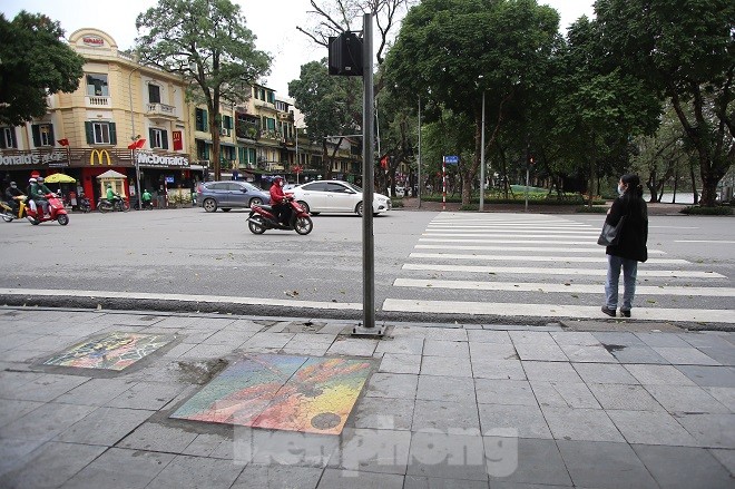 Bức tranh nghệ thuật trên nắp cống, hố ga ở Hà Nội - ảnh 1