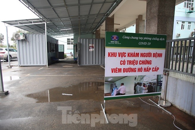 Bệnh viện 'biến' container thành khu khám, cách ly chống dịch Covid-19 - ảnh 1