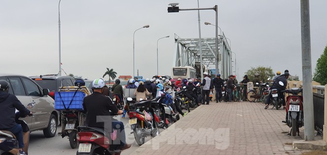 Tết ông Công, ông Táo: người dân Hải Phòng vô tư thả cá, thả cả túi nilon - ảnh 4