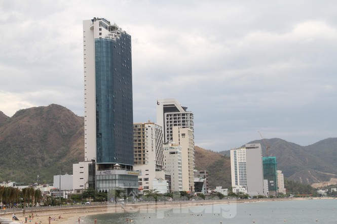 Cao ốc, khách sạn, nhà hàng... đua nhau “chắn tầm nhìn” biển Nha Trang - ảnh 8