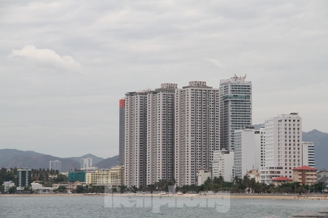 Cao ốc, khách sạn, nhà hàng... đua nhau “chắn tầm nhìn” biển Nha Trang - ảnh 1