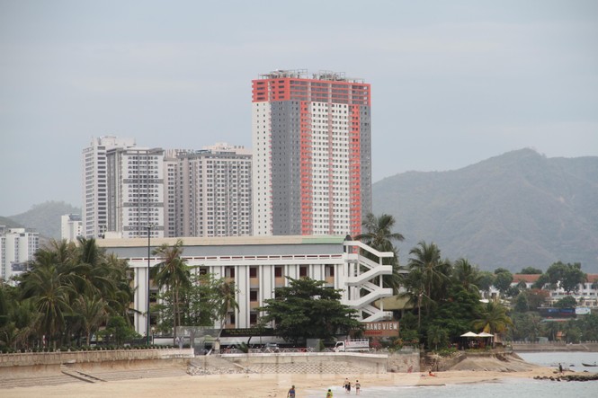 Cao ốc, khách sạn, nhà hàng... đua nhau “chắn tầm nhìn” biển Nha Trang - ảnh 3