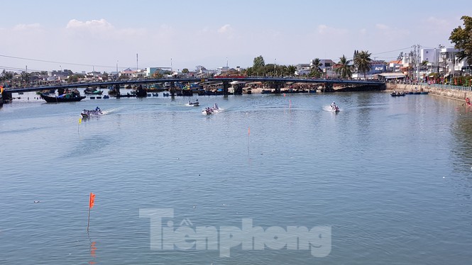 Tưng bừng lễ hội đua thuyền trên sông Cà Ty - ảnh 7